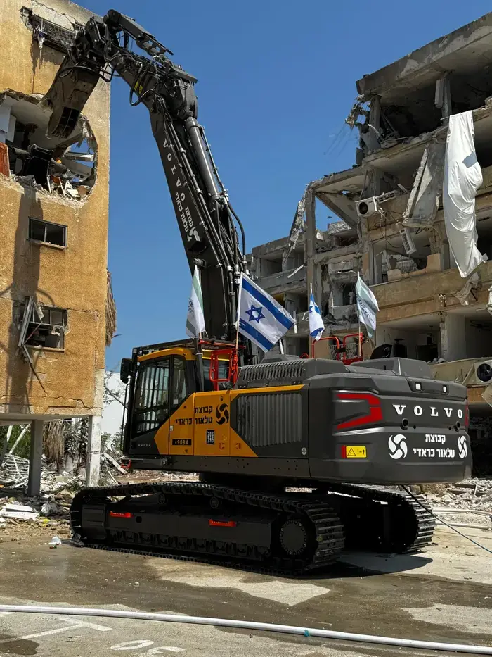 מחפר בשטח הריסה