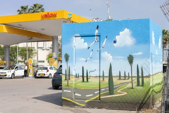מיגונית של הקבוצה, מצוירת, בתחנת דלק